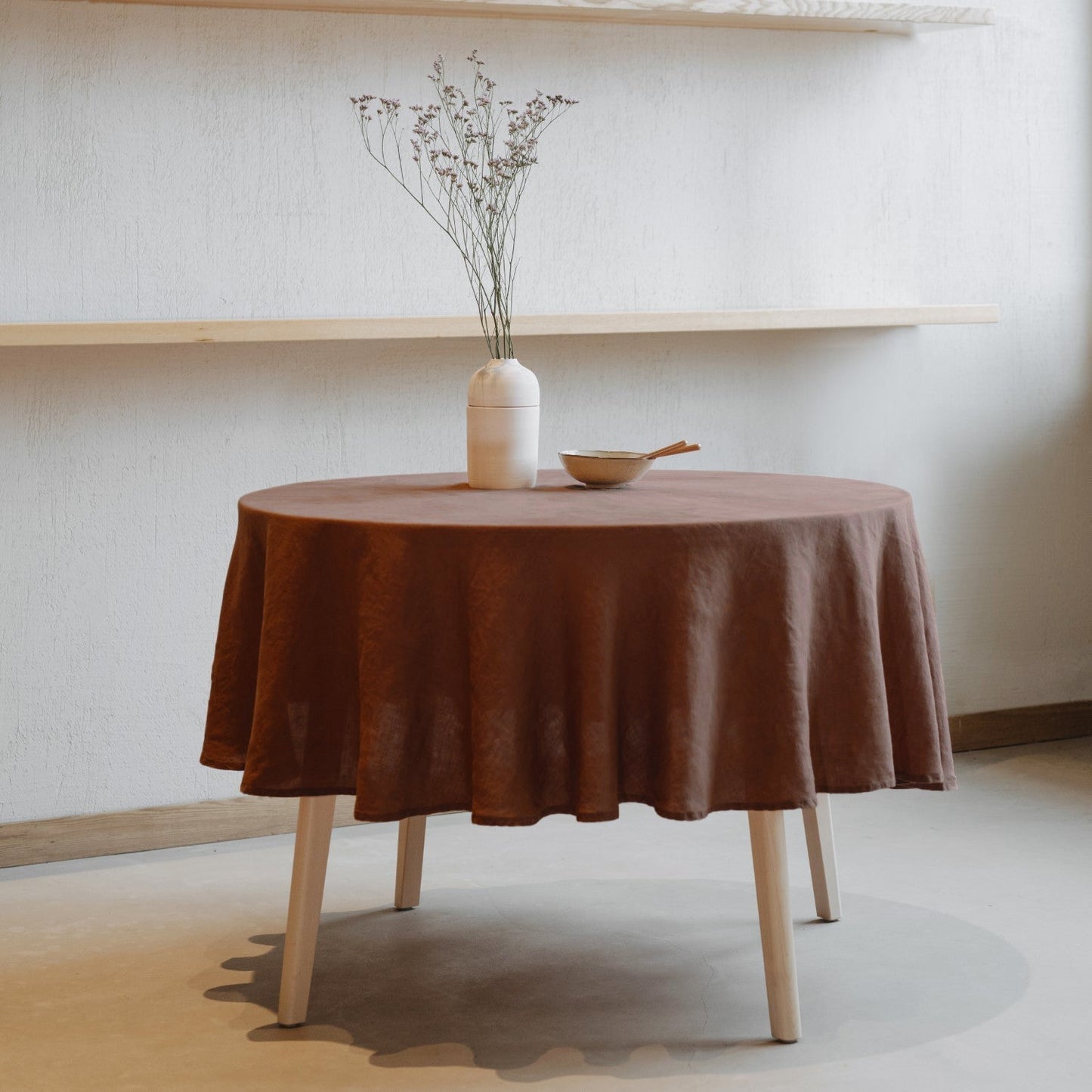 Chocolate Lightweight lino Round staltiesė — naturalusdrabuziai.lt