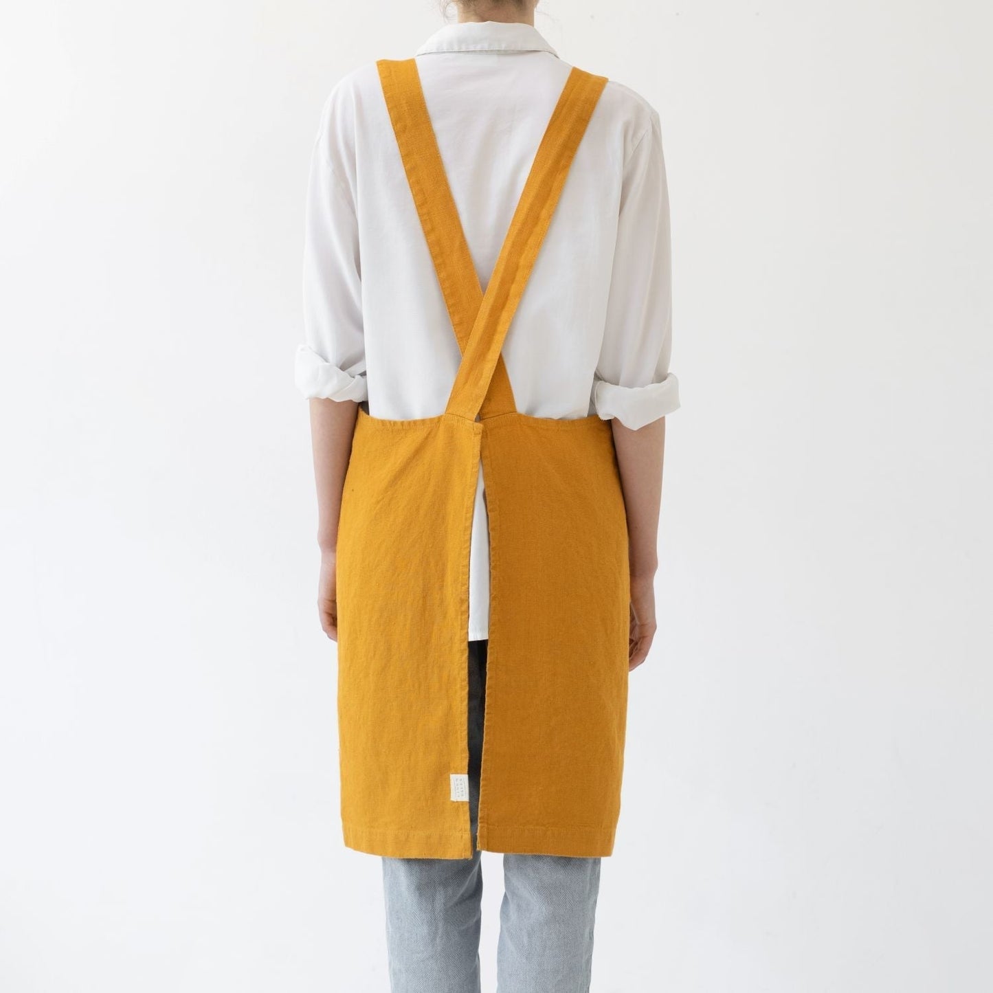 LIMITED EDITION Mustard lino kryžminio tipo prijuostė — naturalusdrabuziai.lt