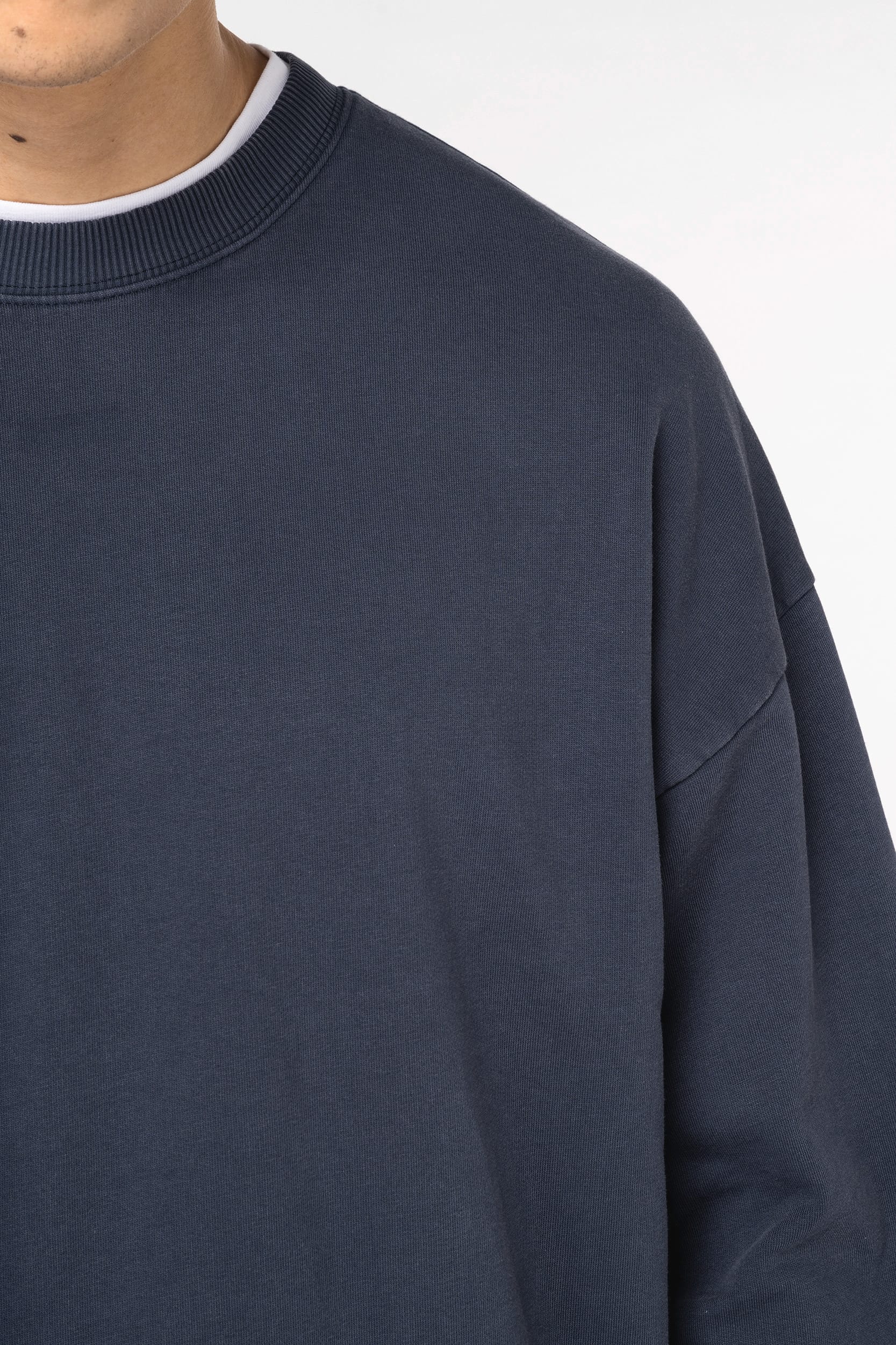 Unisex ekologiškos medvilnės oversized džemperis su apvalia apykakle — naturalusdrabuziai.lt