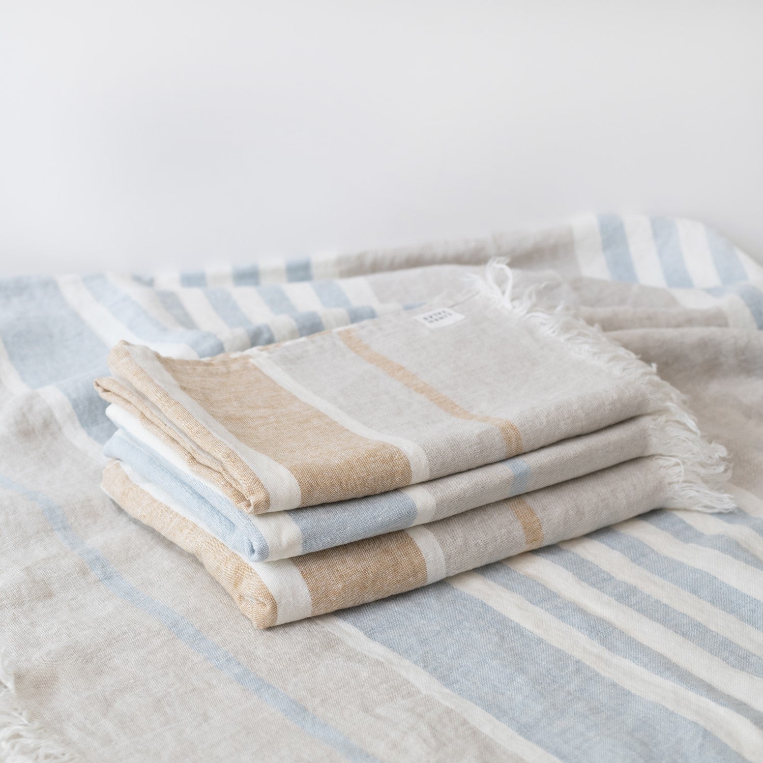 Allure Stripe lino antklodė — naturalusdrabuziai.lt