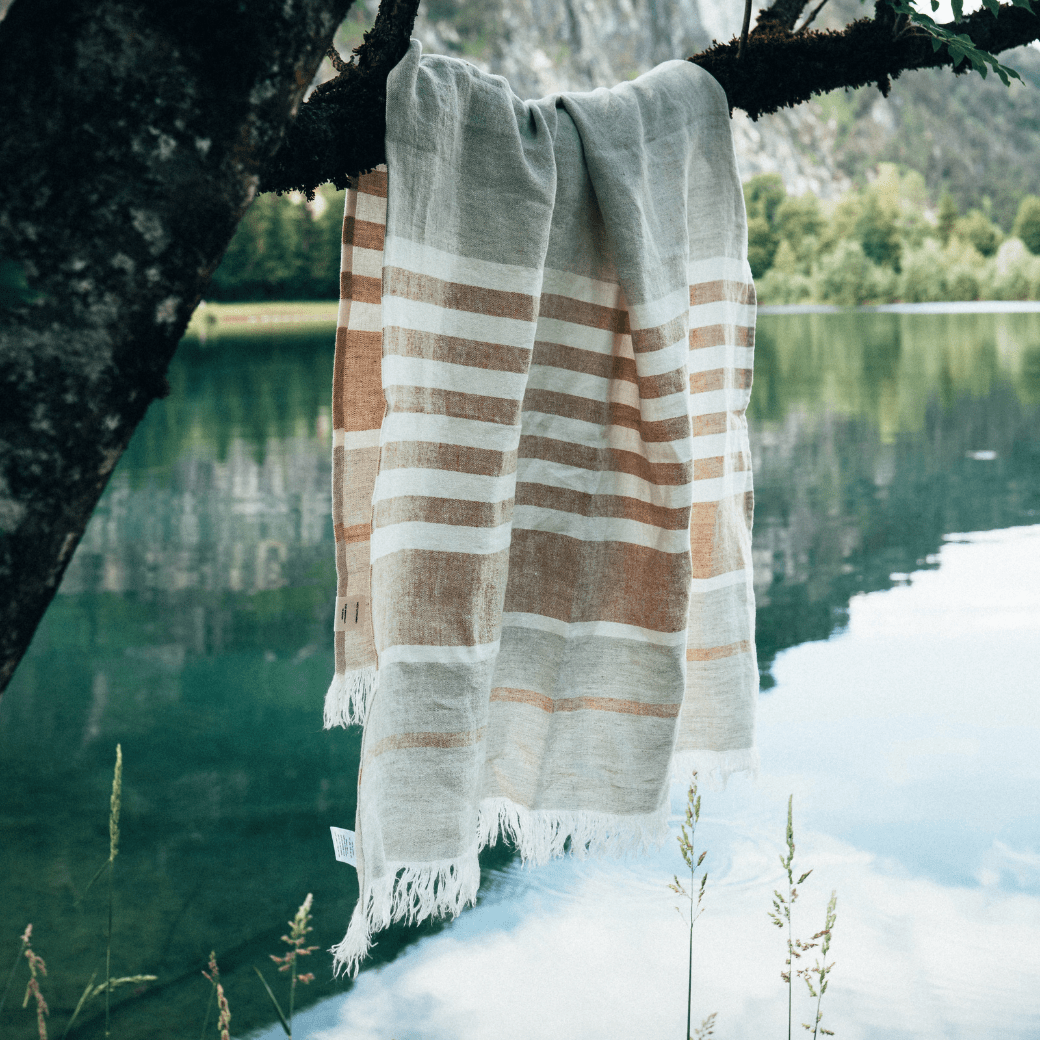 Amber Stripe lino paplūdimio rankšluostis — naturalusdrabuziai.lt