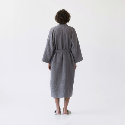 Dark Grey lino & medvilnės Honeycomb Waffle chalatas — naturalusdrabuziai.lt