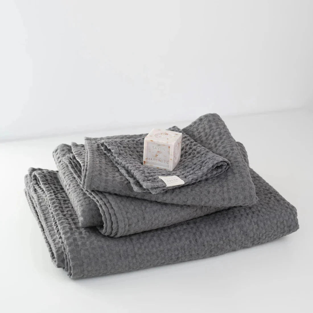 Dark Grey lino & medvilnės Honeycomb Waffle rankšluostis — naturalusdrabuziai.lt