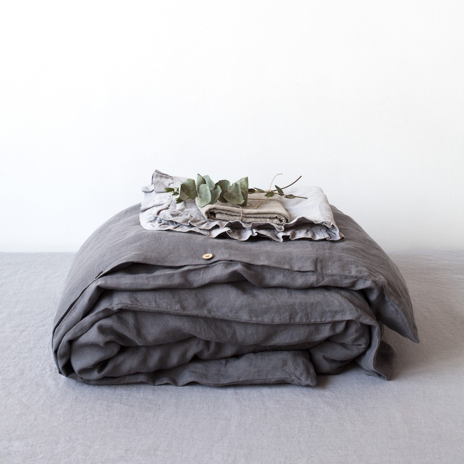 Dark Grey lino antklodės užvalkalas — naturalusdrabuziai.lt