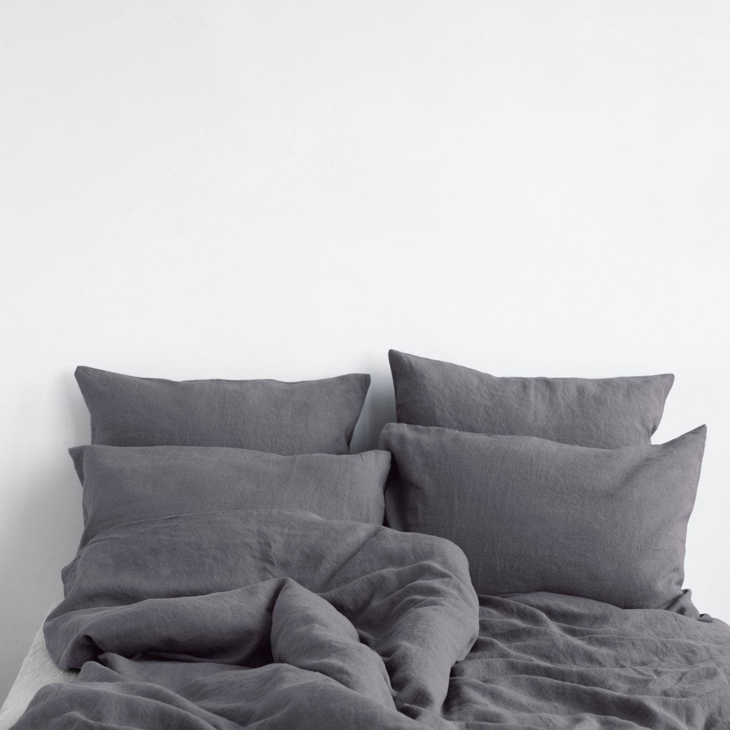 Dark Grey lino antklodės užvalkalas rinkinys — naturalusdrabuziai.lt