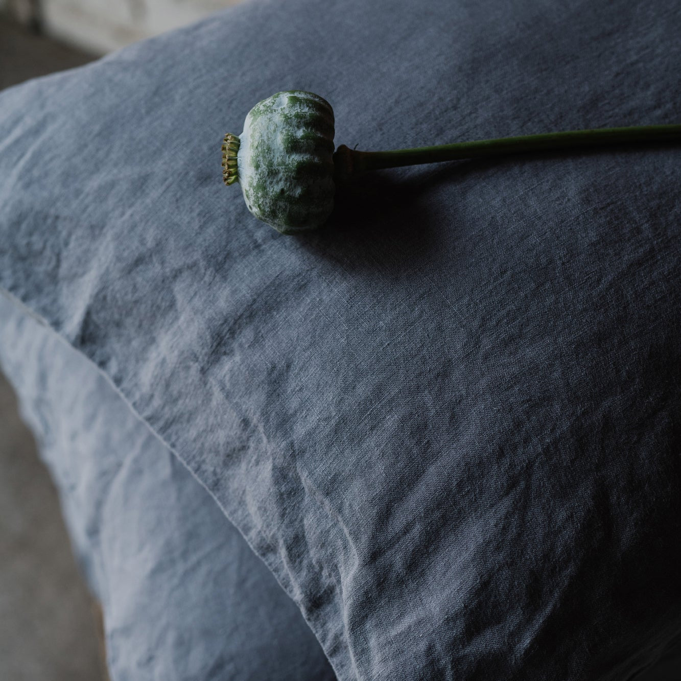 Dark Grey lino pagalvės užvalkalas — naturalusdrabuziai.lt
