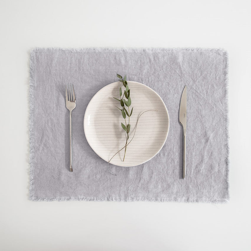 Light Grey lino staltiesėlė su kutais — naturalusdrabuziai.lt