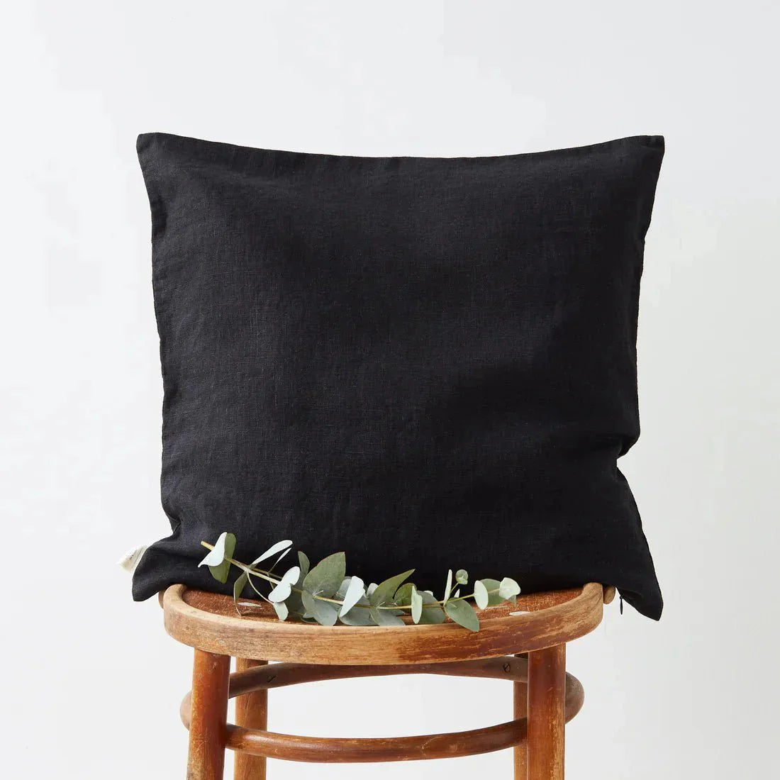 LIMITED EDITION Black lino pagalvėlės užvalkalas — naturalusdrabuziai.lt