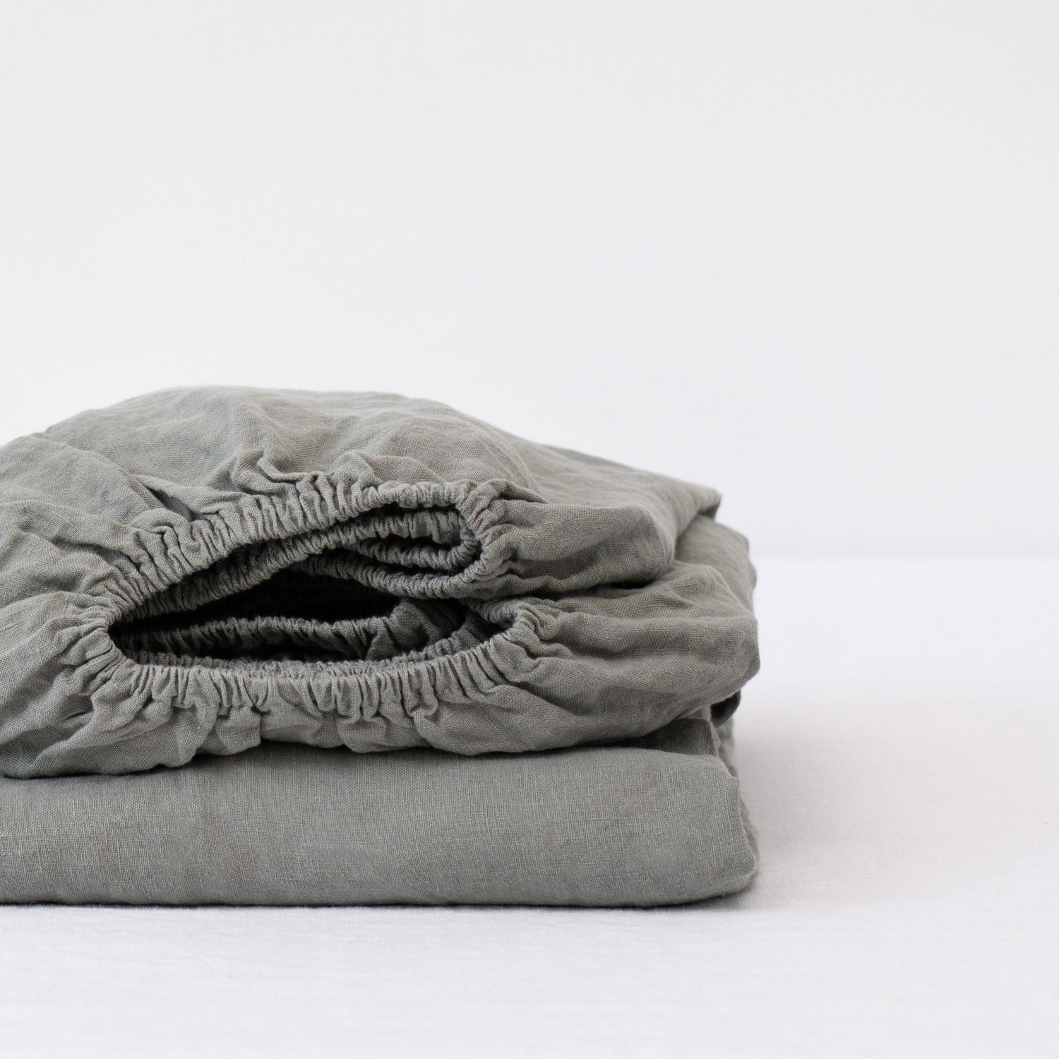 LIMITED EDITION Khaki lino kampinė paklodė — naturalusdrabuziai.lt