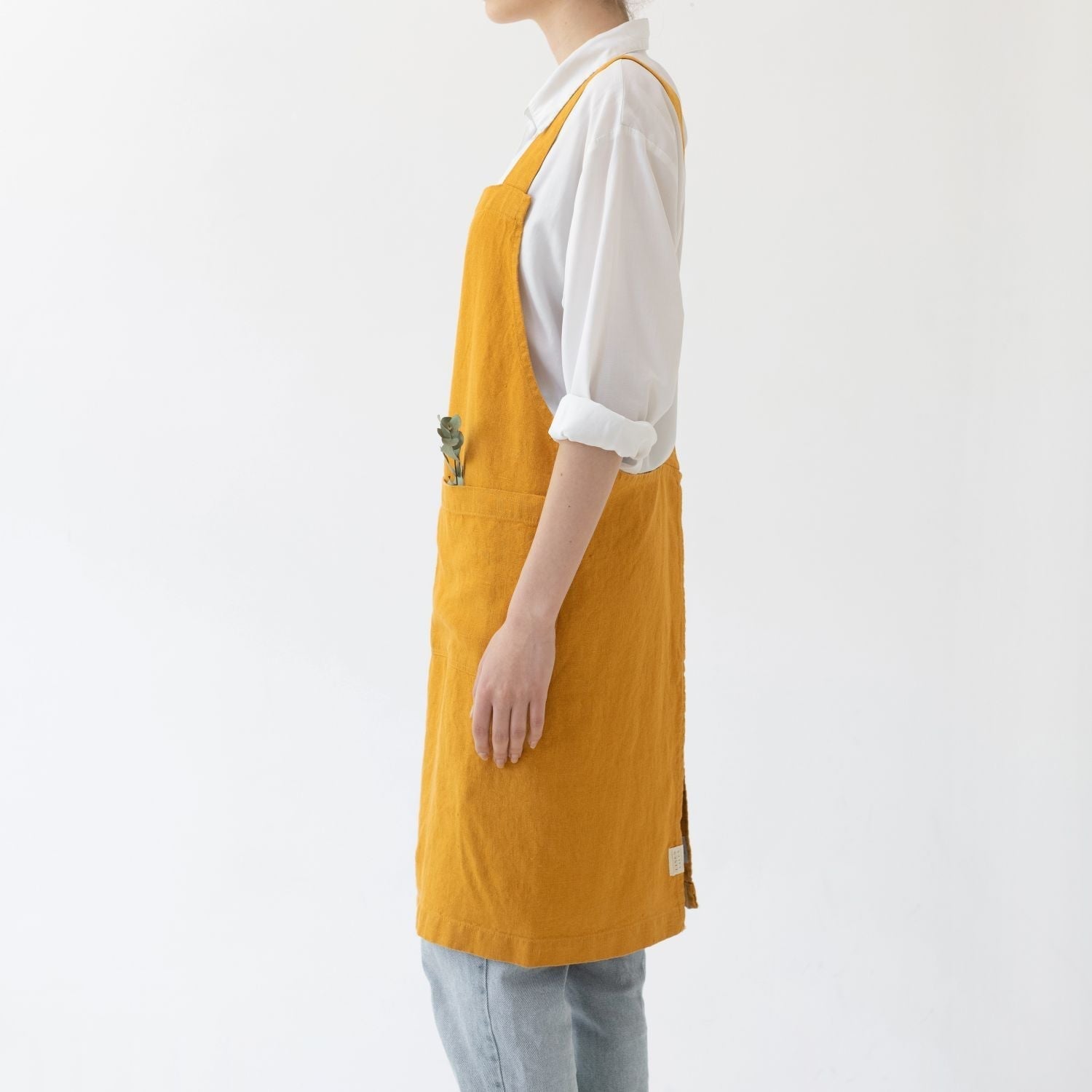 LIMITED EDITION Mustard lino kryžminio tipo prijuostė — naturalusdrabuziai.lt