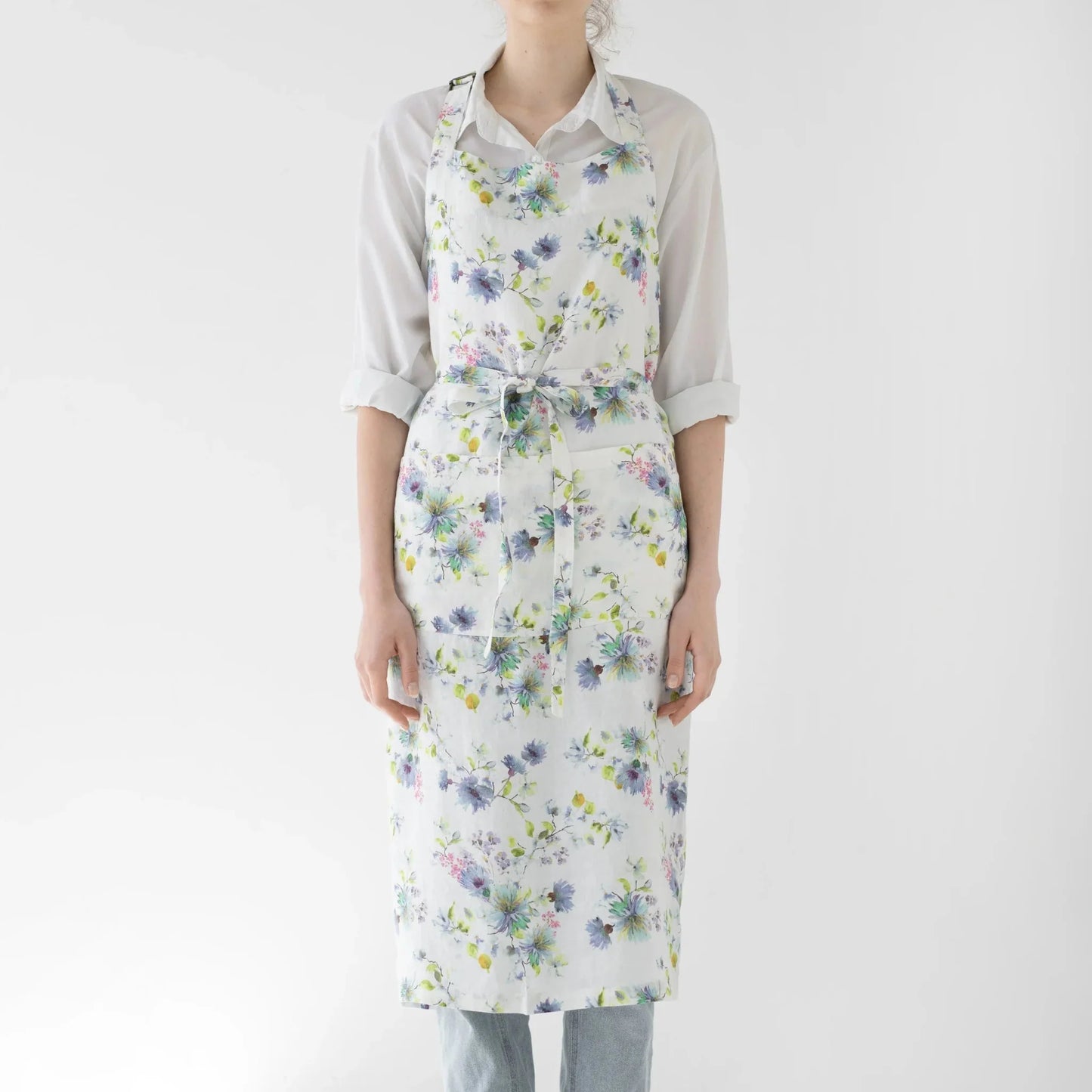 LIMITED EDITION White Flowers lino šefo prijuostė — naturalusdrabuziai.lt