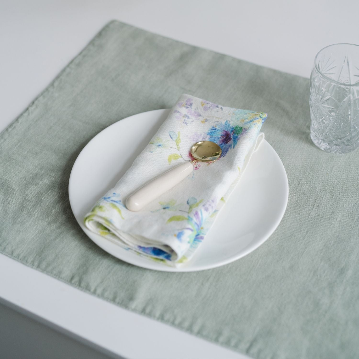 LIMITED EDITION White Flowers lino servetėlių rinkinys 2 vnt. — naturalusdrabuziai.lt