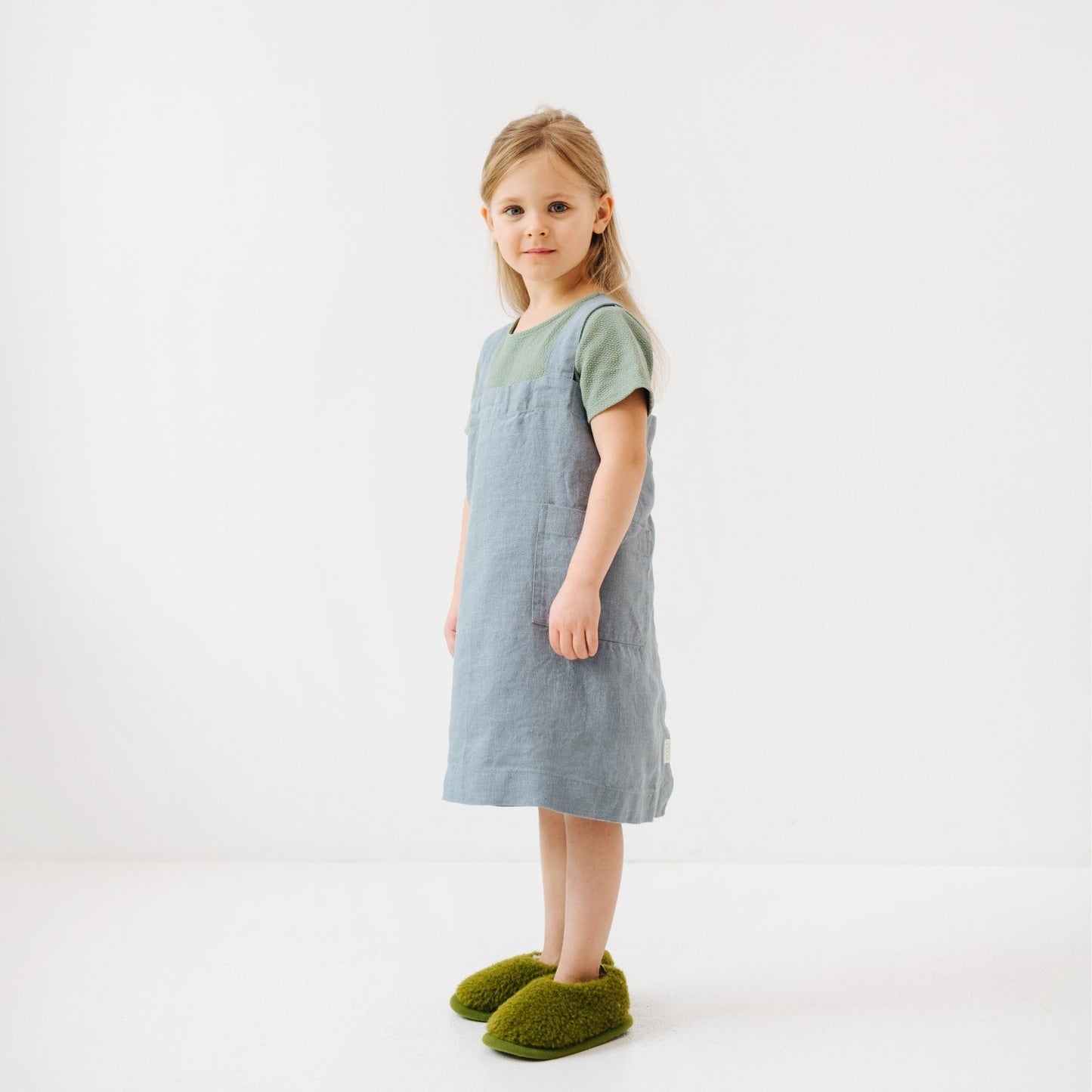 Vaikų Blue Fog lino Pinafore prijuostė — naturalusdrabuziai.lt