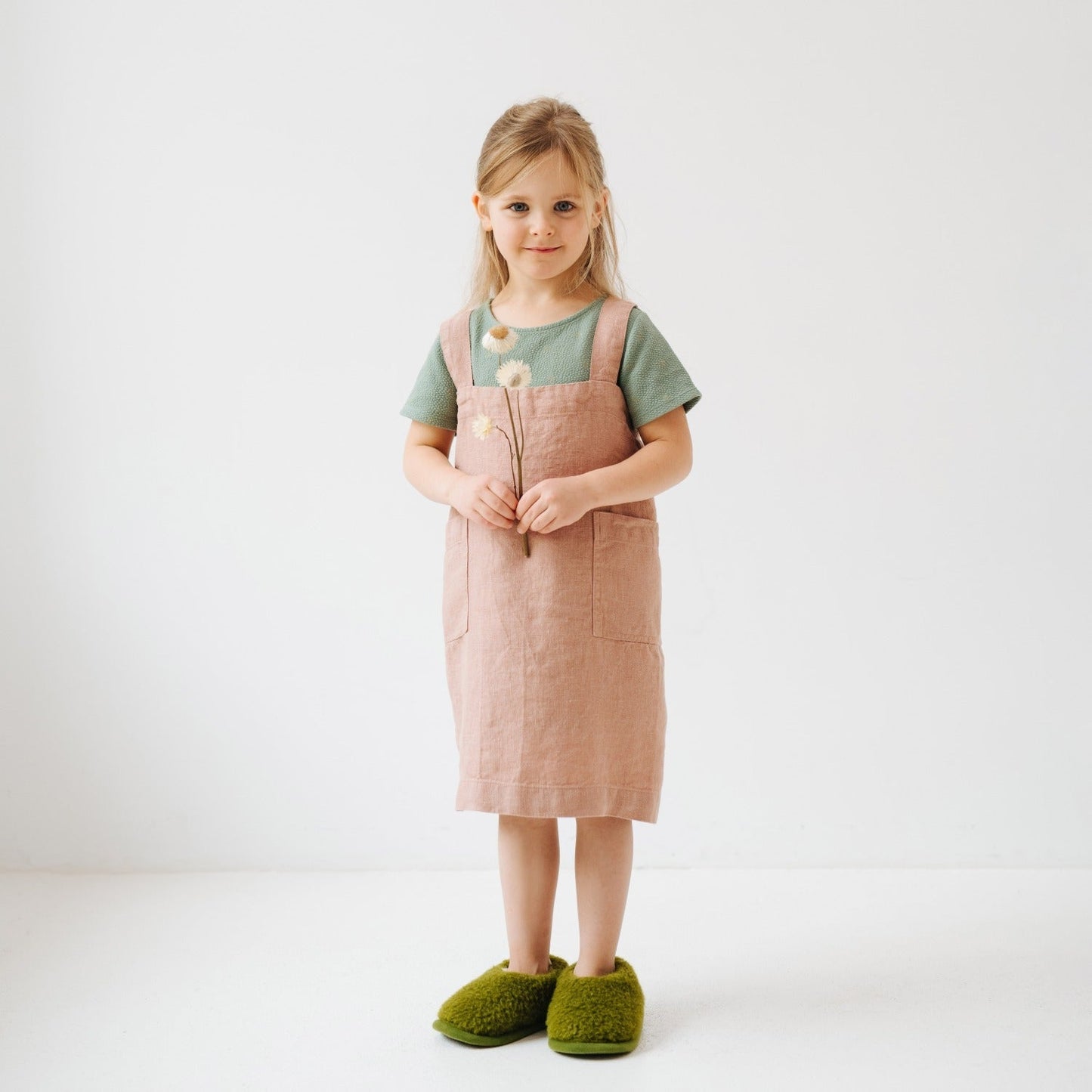Vaikų Cafe Creme lino Pinafore prijuostė — naturalusdrabuziai.lt