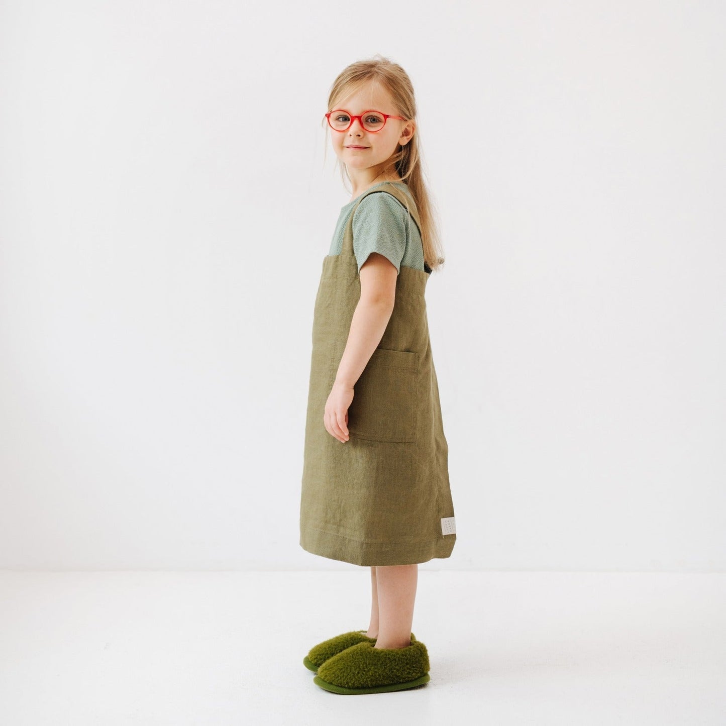Vaikų Martini Olive lino Pinafore prijuostė — naturalusdrabuziai.lt