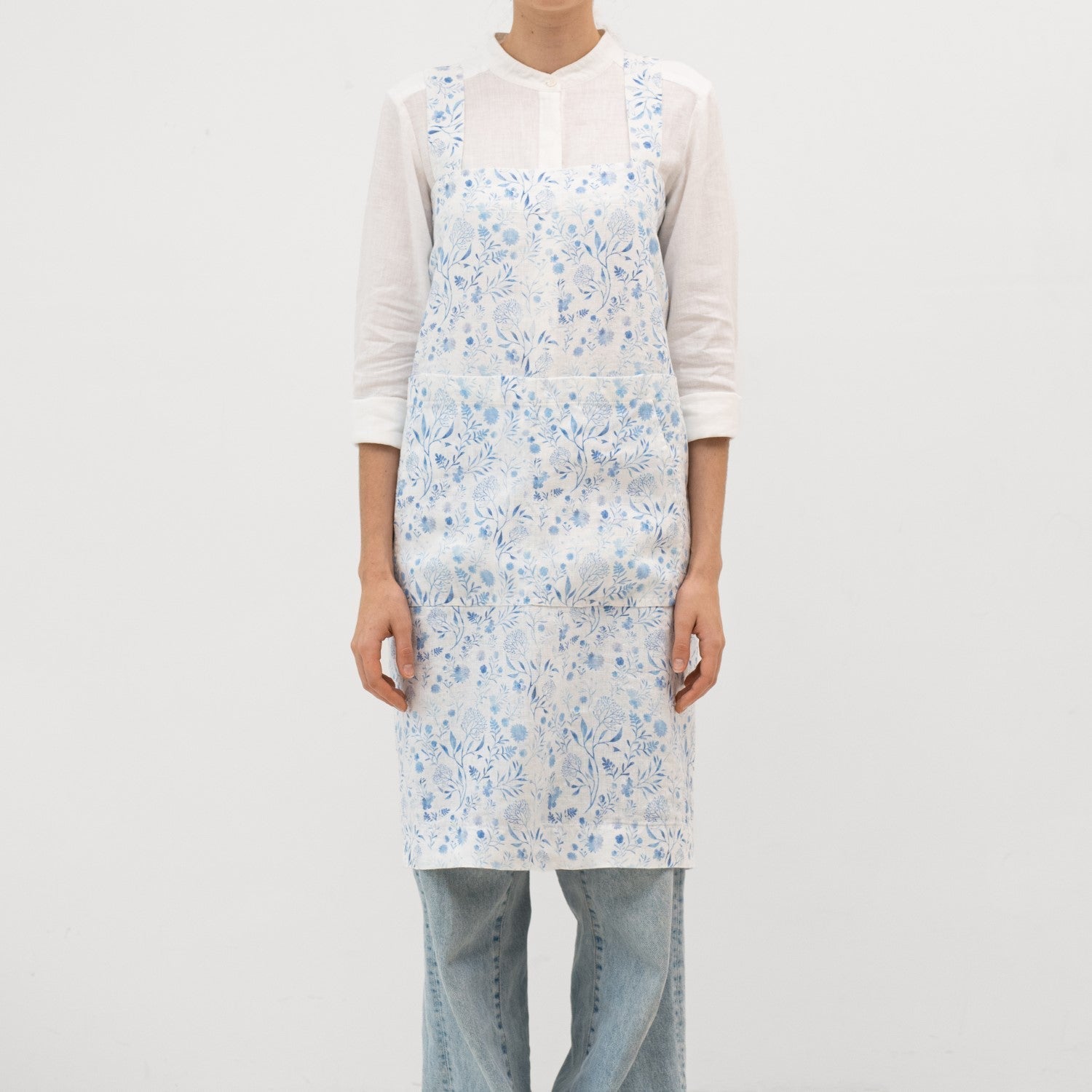 lino Tales White Botanical Blue lino Pinafore prijuostė — naturalusdrabuziai.lt