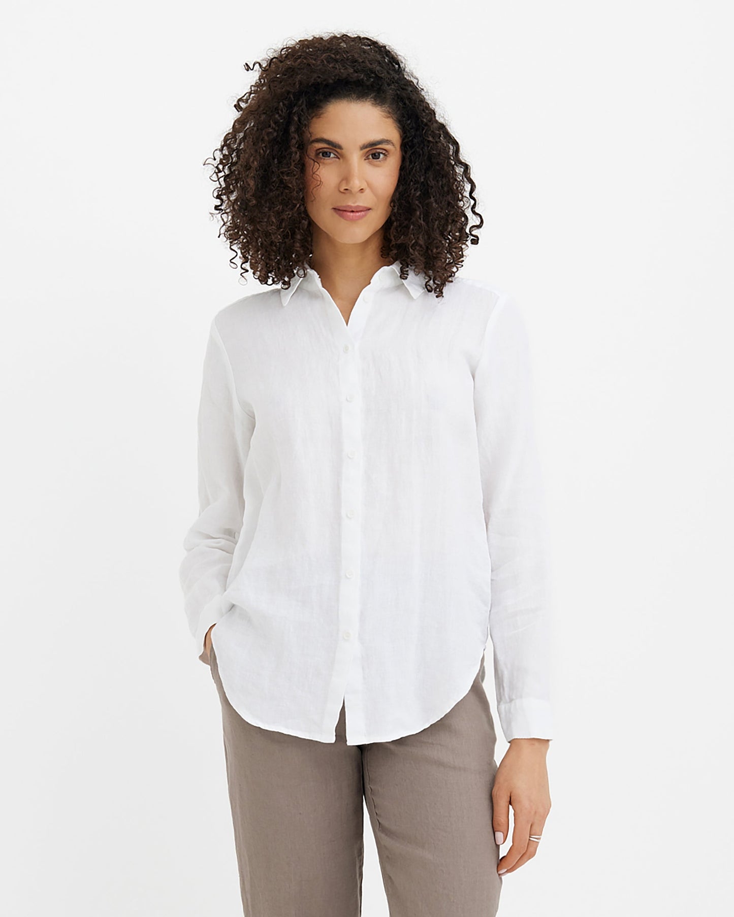 Lininiai marškiniai ilgomis rankovėmis BARCELONA – Balta — naturalusdrabuziai.lt