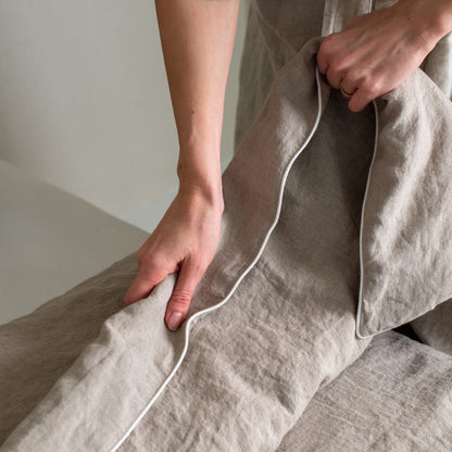 Natural lino antklodės užvalkalas rinkinys with White Piping — naturalusdrabuziai.lt