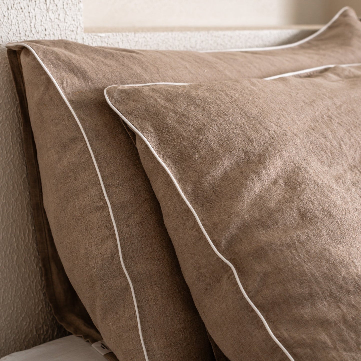 Natural lino pagalvės užvalkalas with White Piping rinkinys 2 vnt. — naturalusdrabuziai.lt