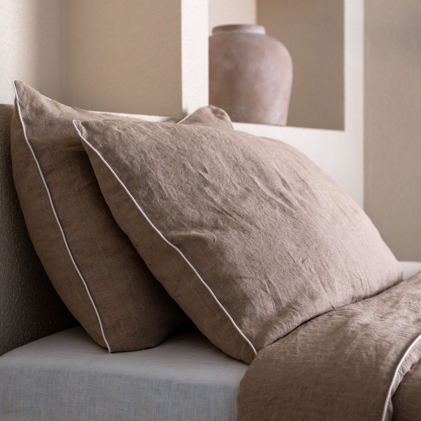 Natural lino pagalvės užvalkalas with White Piping rinkinys 2 vnt. — naturalusdrabuziai.lt