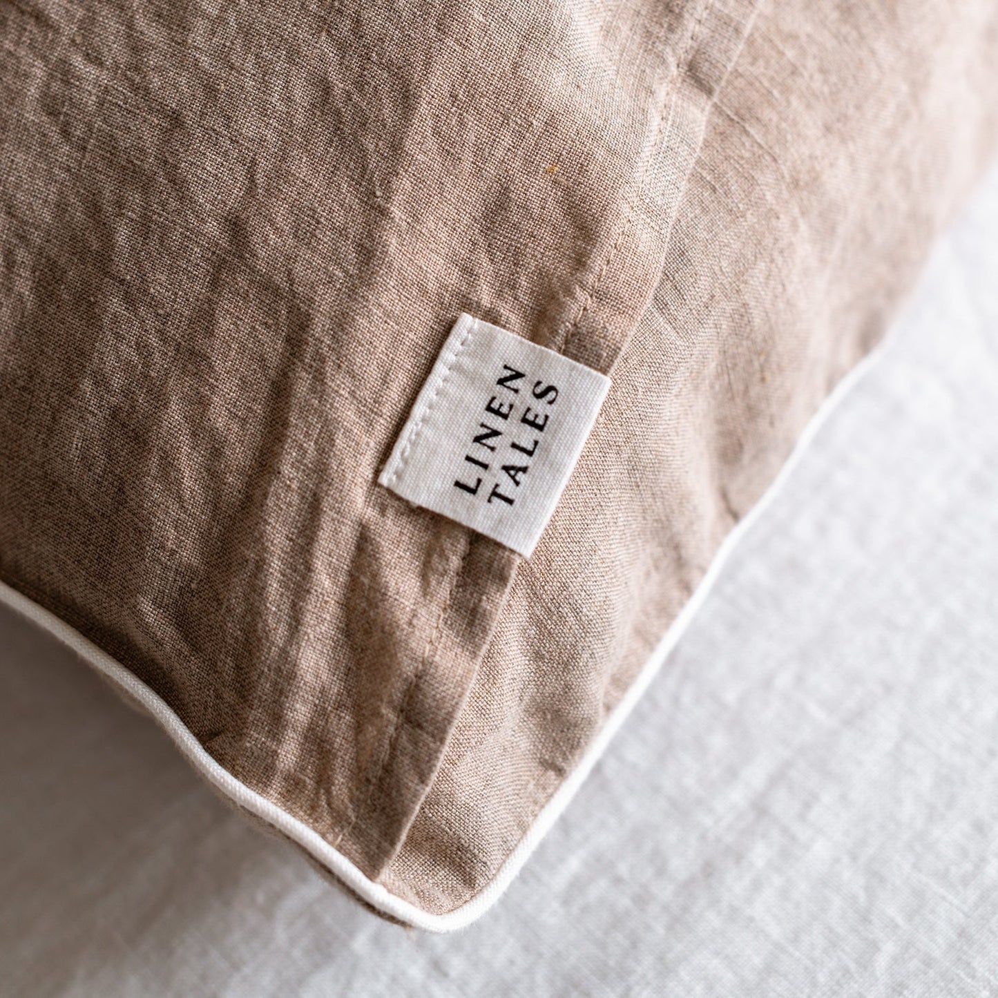 Natural lino pagalvės užvalkalas with White Piping rinkinys 2 vnt. — naturalusdrabuziai.lt