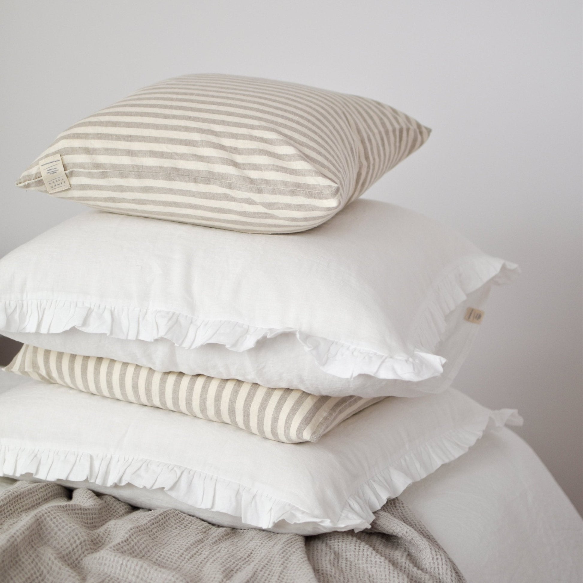 Natural White Stripes lino pagalvėlės užvalkalas — naturalusdrabuziai.lt