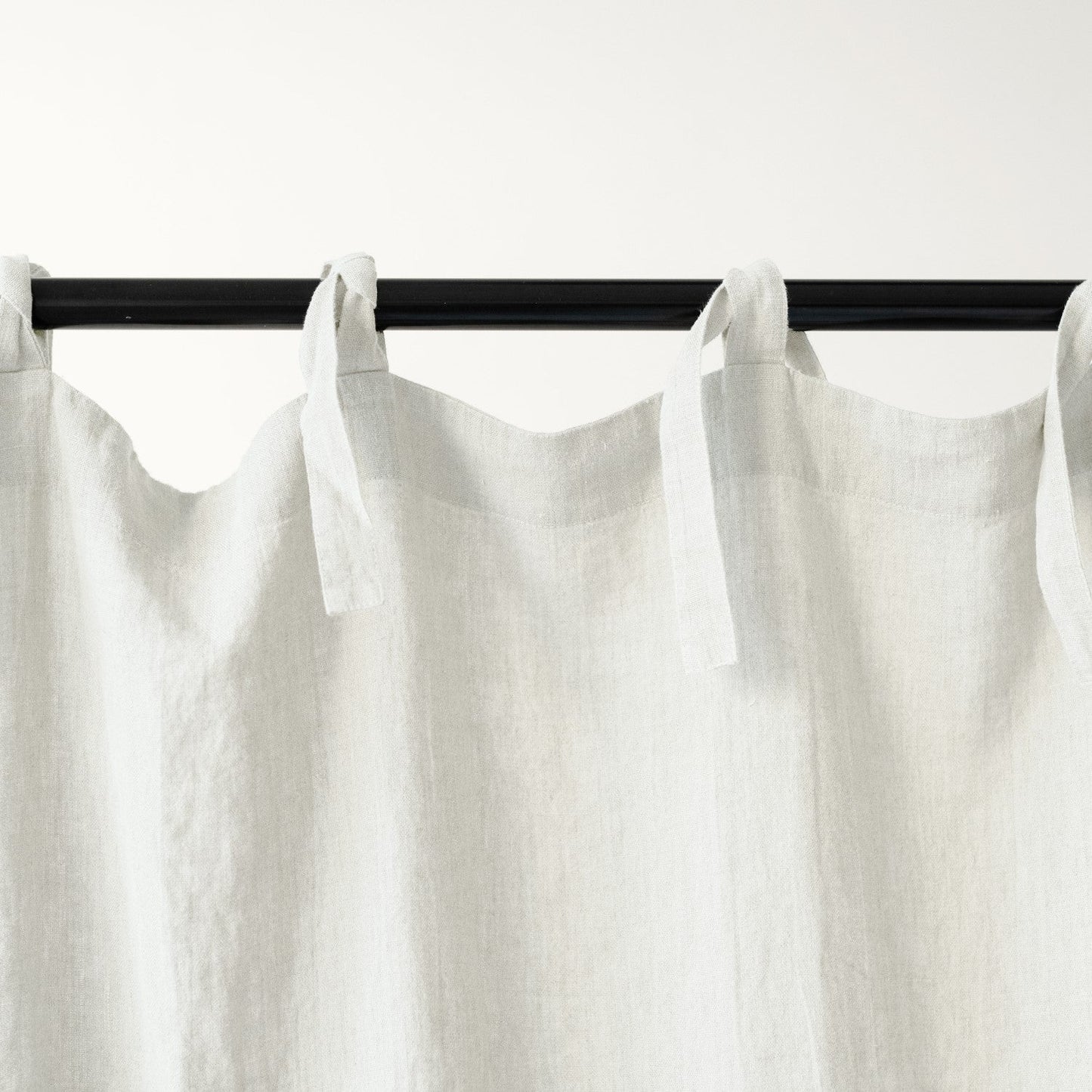 Off-White lino Night Time Tie viršus Curtain rinkinys 2 vnt. — naturalusdrabuziai.lt
