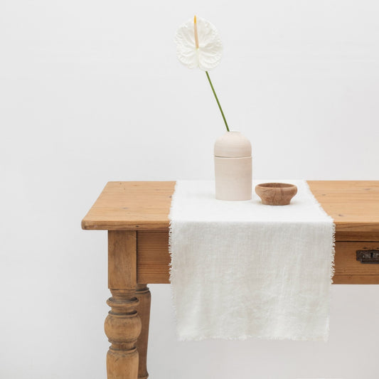 Off-White lino stalo takelis su kutais — naturalusdrabuziai.lt