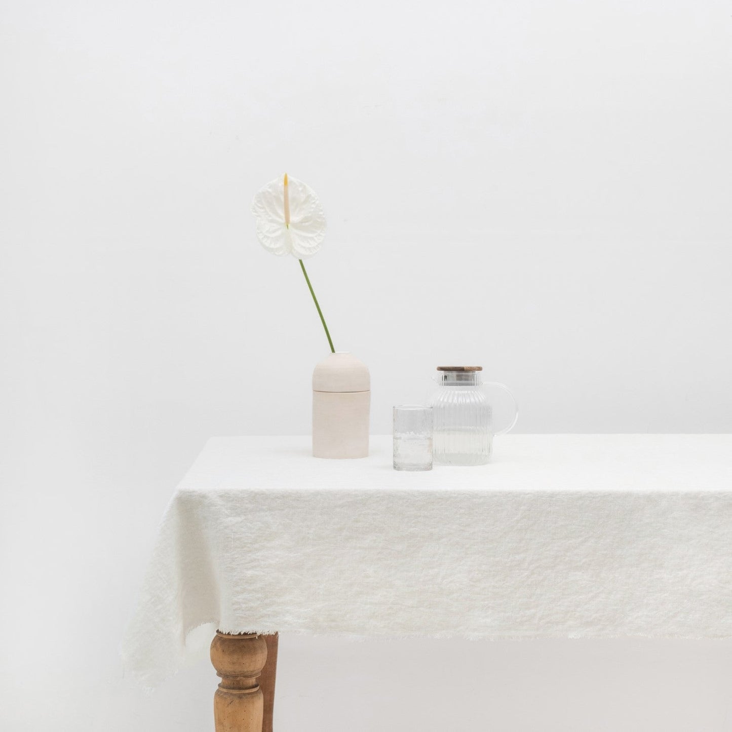 Off-White lino staltiesė su kutais — naturalusdrabuziai.lt