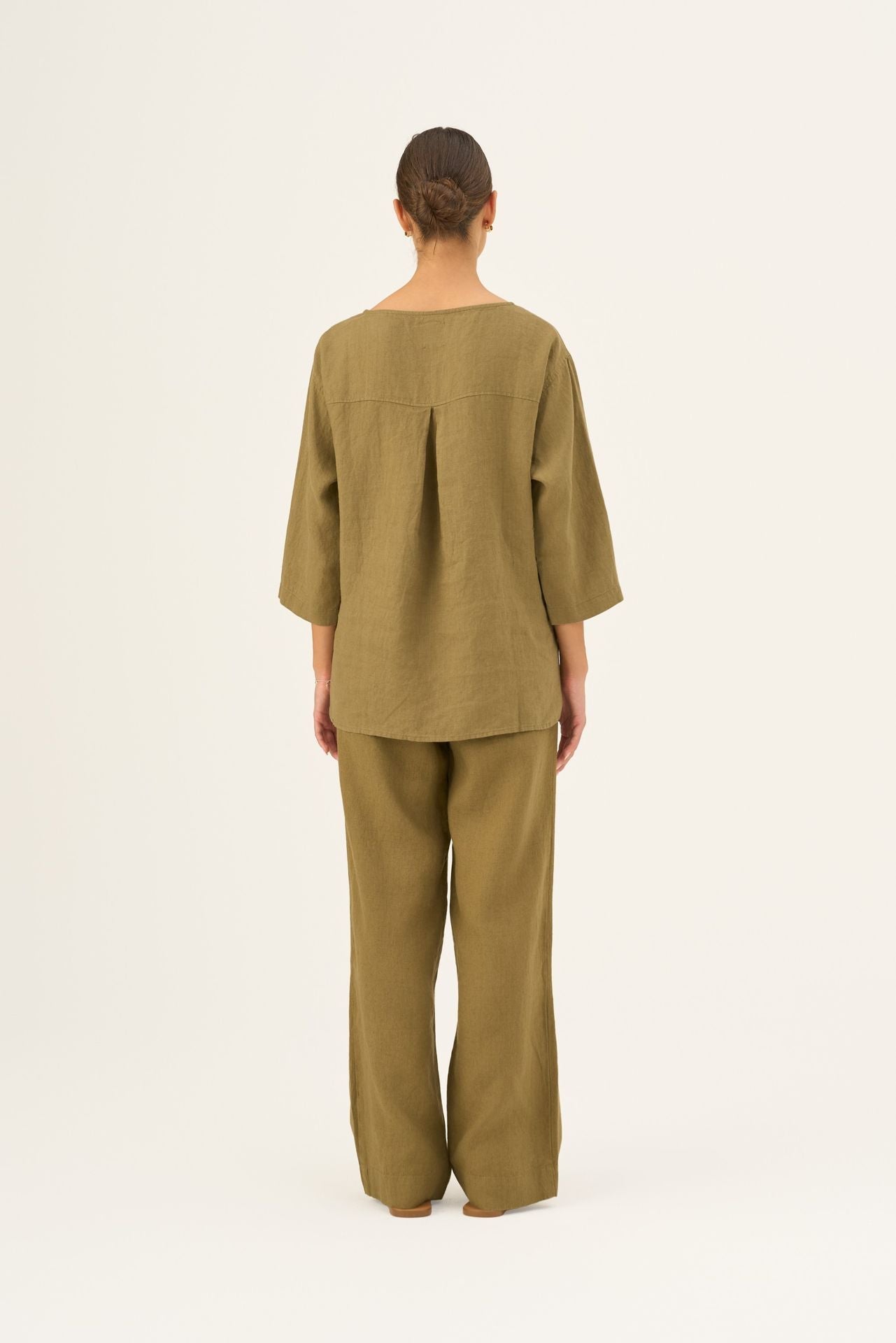 Olive Khaki lino Bilberry viršus — naturalusdrabuziai.lt
