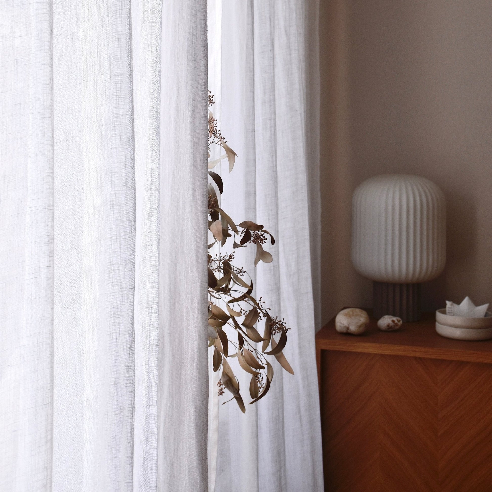 Optical White lino Daytime Tie viršus Curtain rinkinys 2 vnt. — naturalusdrabuziai.lt