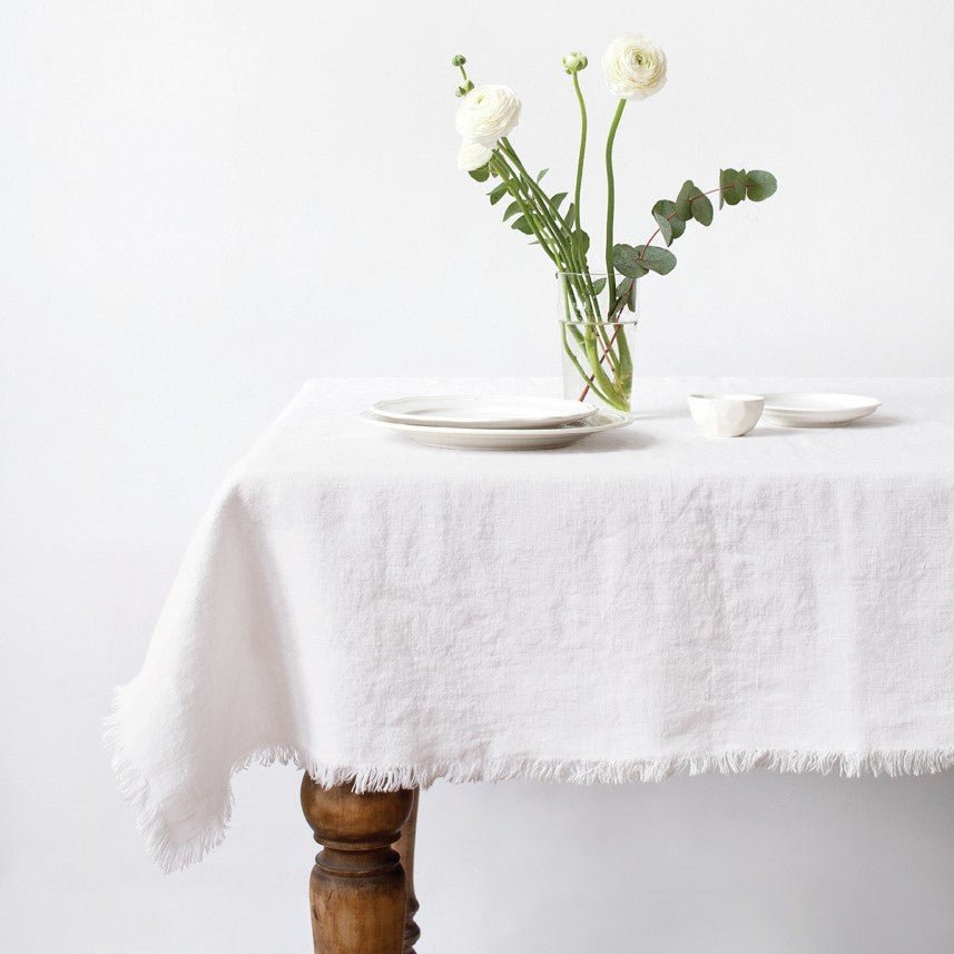 Optical White lino staltiesė su kutais — naturalusdrabuziai.lt