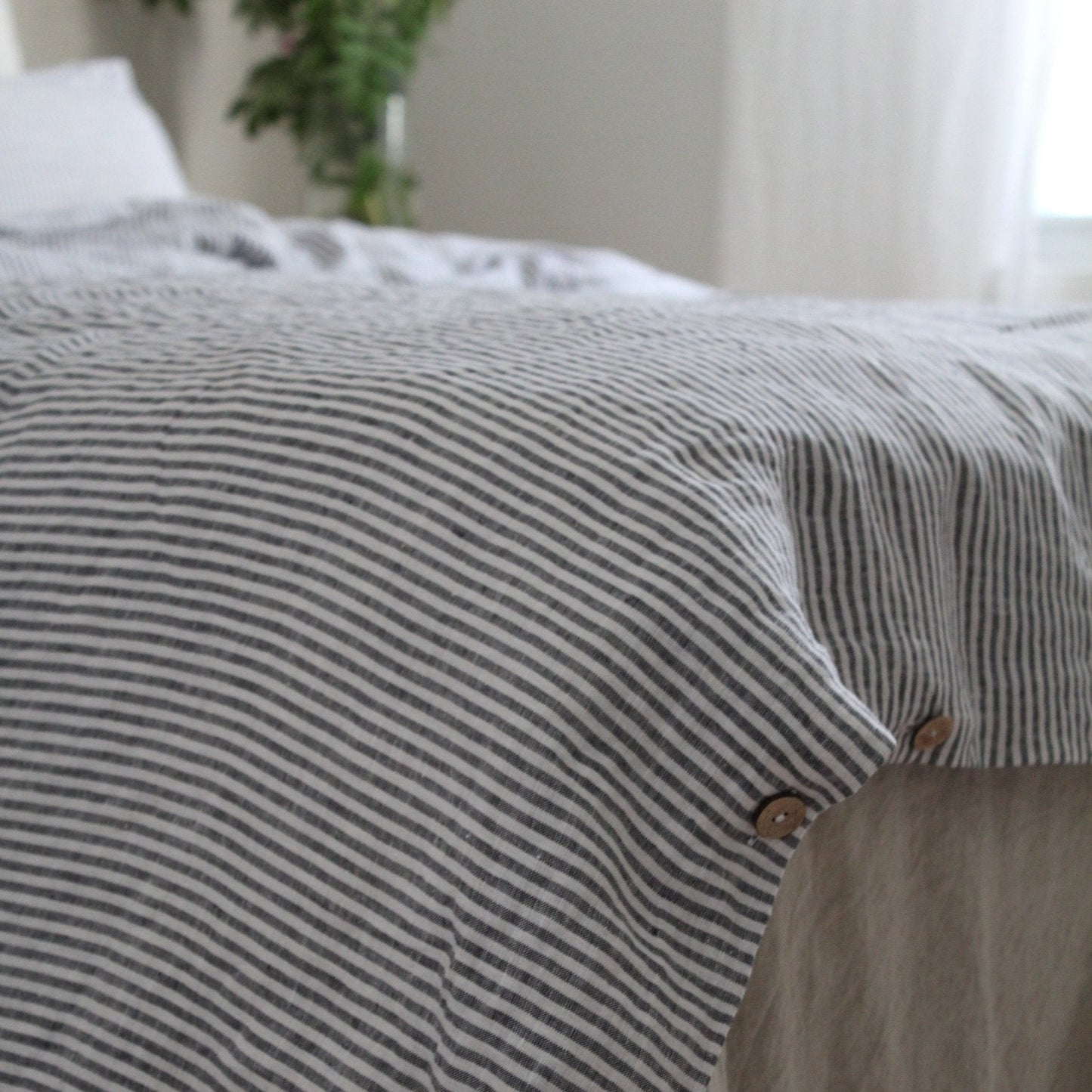 Thin Black Stripes lino antklodės užvalkalas — naturalusdrabuziai.lt