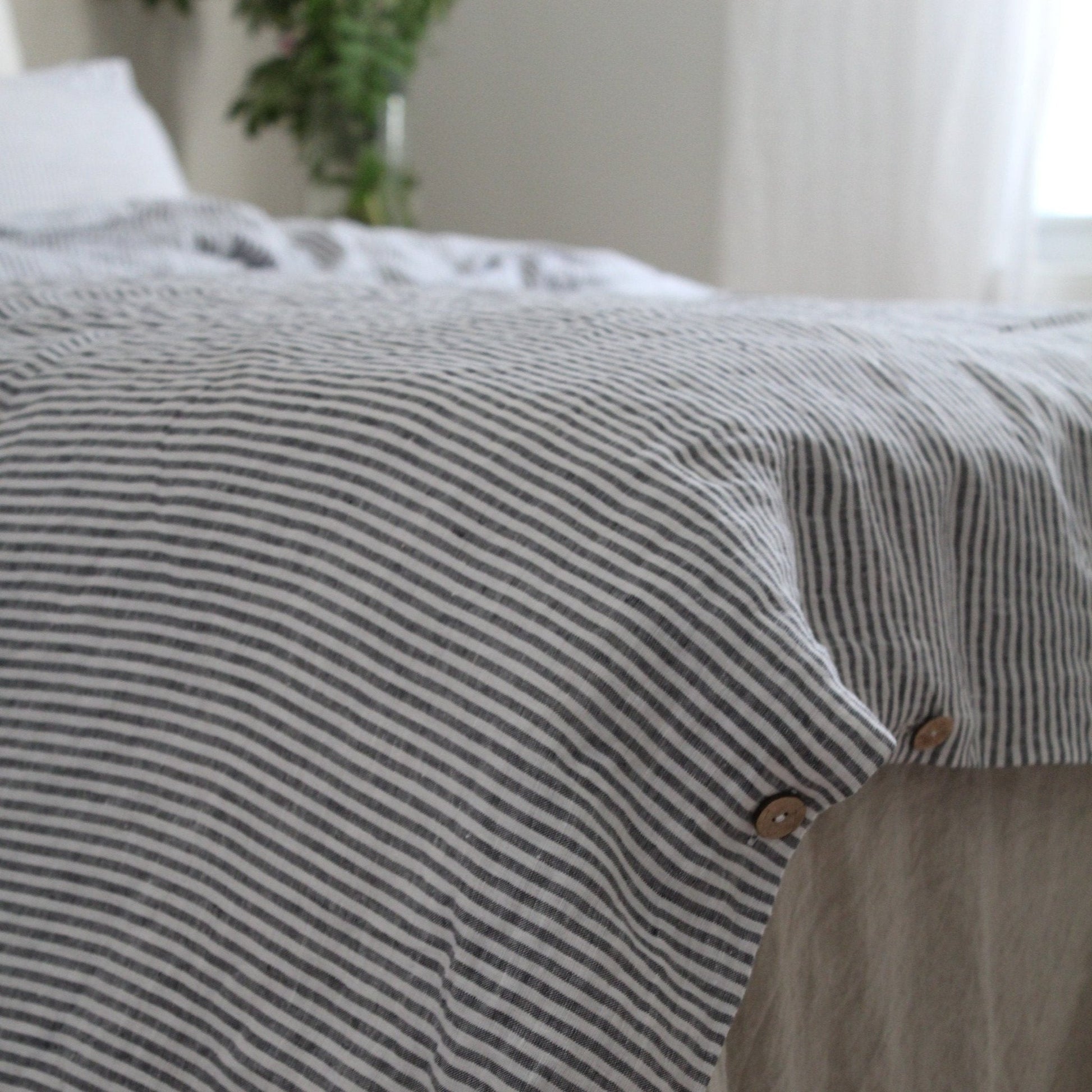 Thin Black Stripes lino antklodės užvalkalas — naturalusdrabuziai.lt