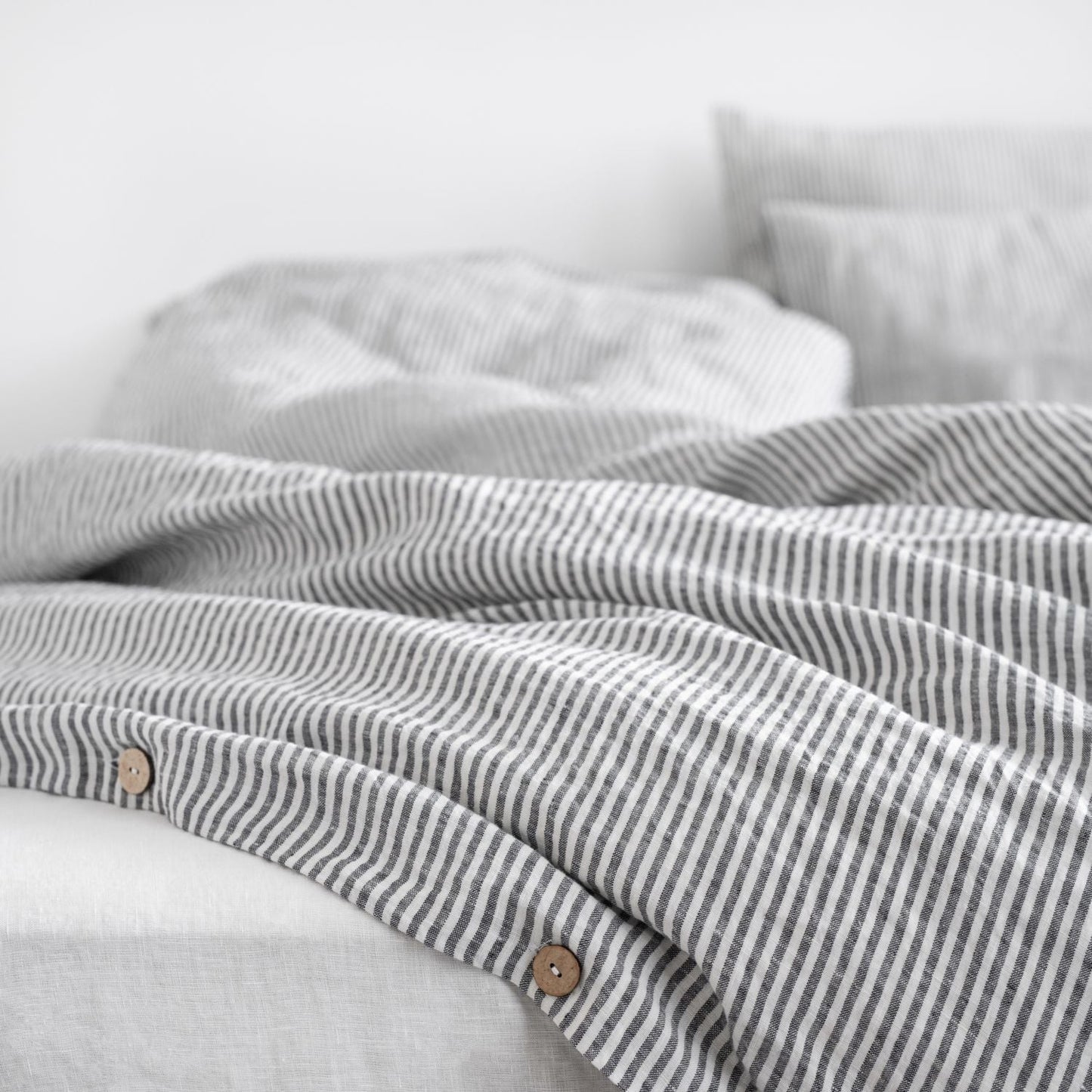 Thin Black Stripes lino antklodės užvalkalas — naturalusdrabuziai.lt