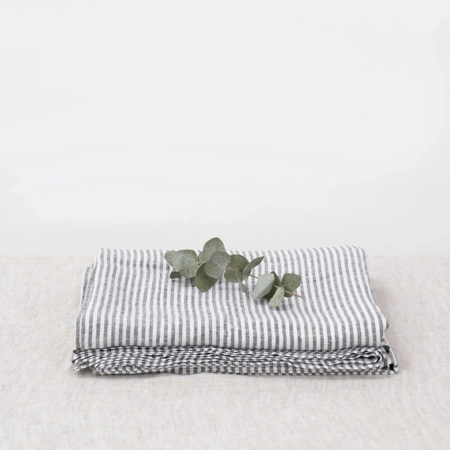 Thin Black Stripes lino paklodė — naturalusdrabuziai.lt