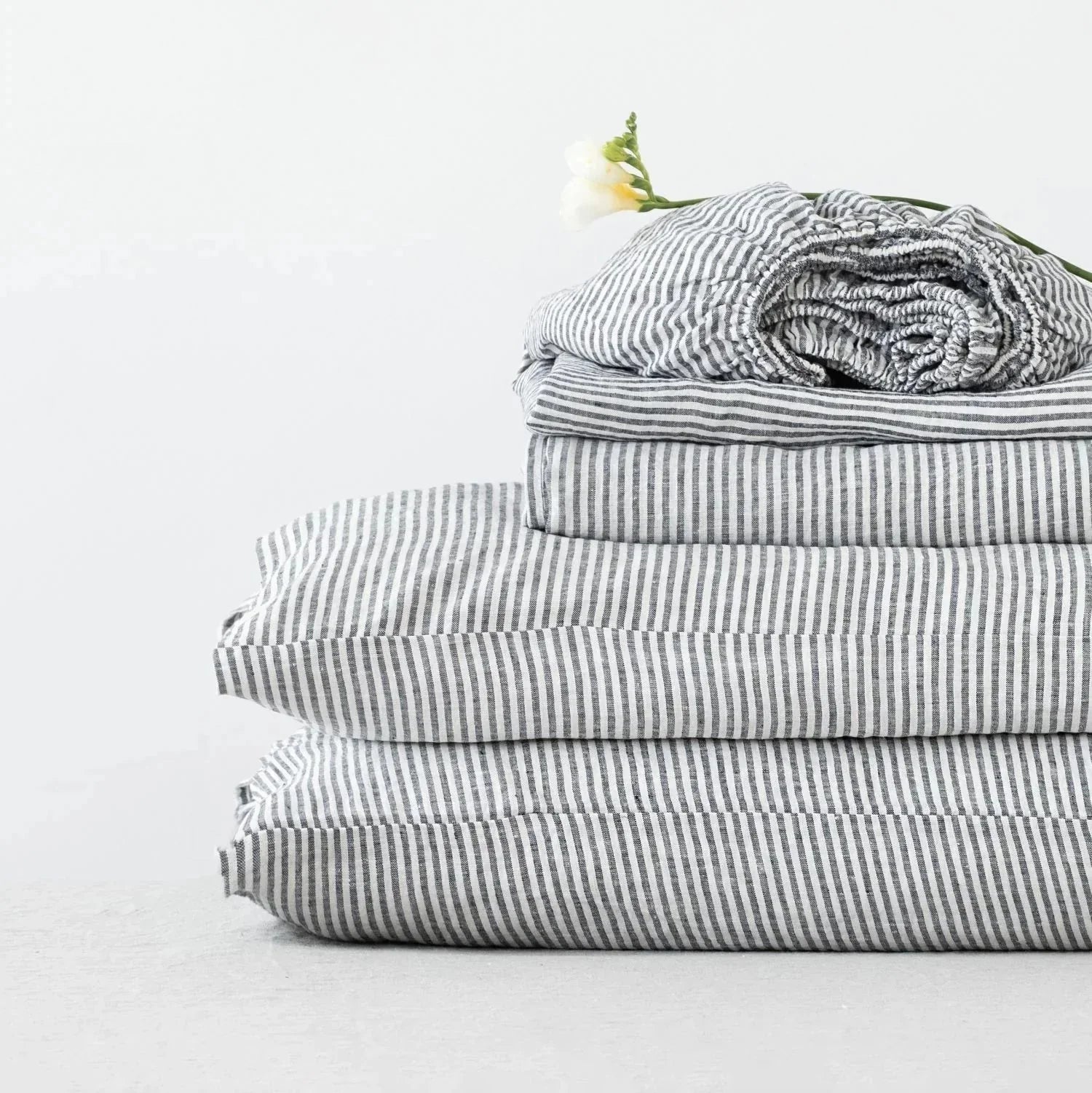 Thin Black Stripes lino paklodė rinkinys — naturalusdrabuziai.lt