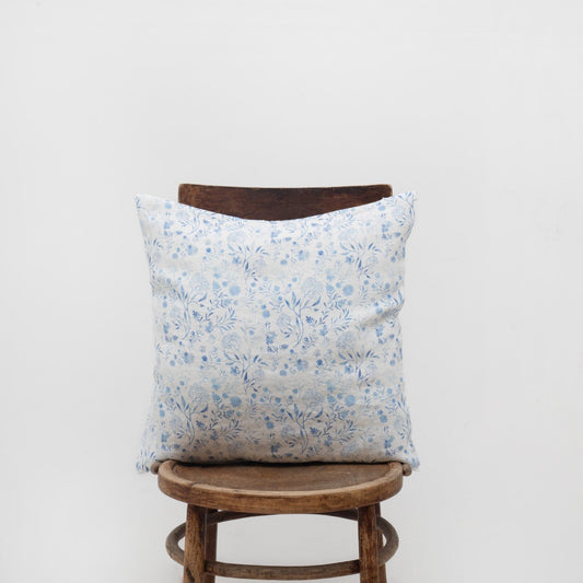 White Botanical Blue lino pagalvėlės užvalkalas — naturalusdrabuziai.lt