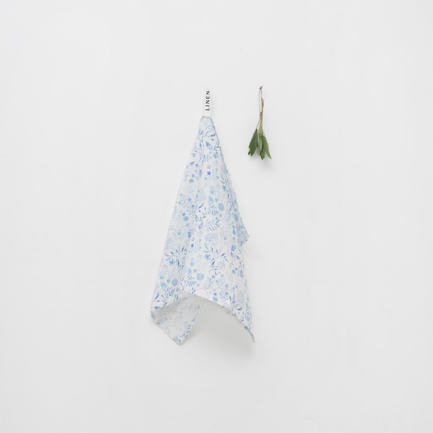 White Botanical Blue lino virtuvinė servetė — naturalusdrabuziai.lt
