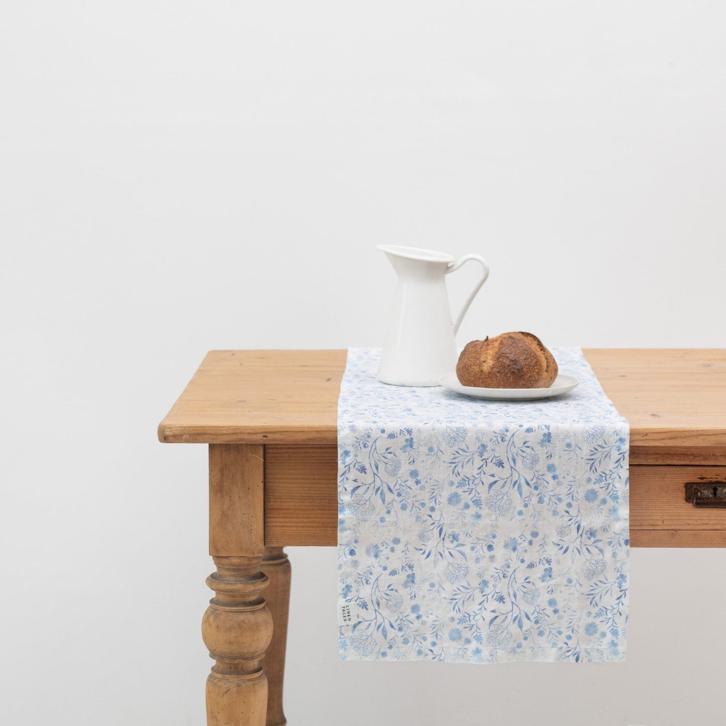 White Botanical Blue lino stalo takelis — naturalusdrabuziai.lt