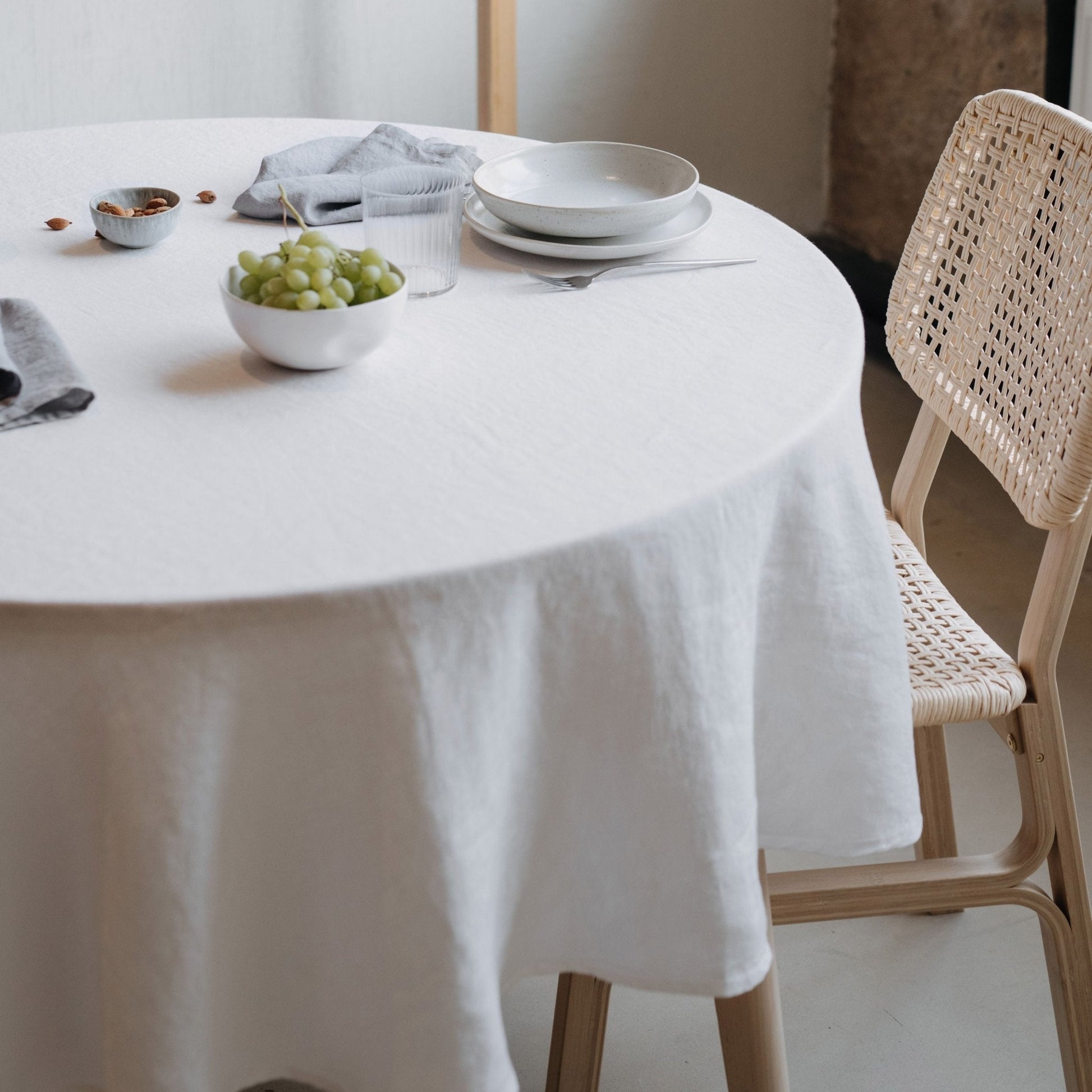 White Lightweight lino Round staltiesė — naturalusdrabuziai.lt
