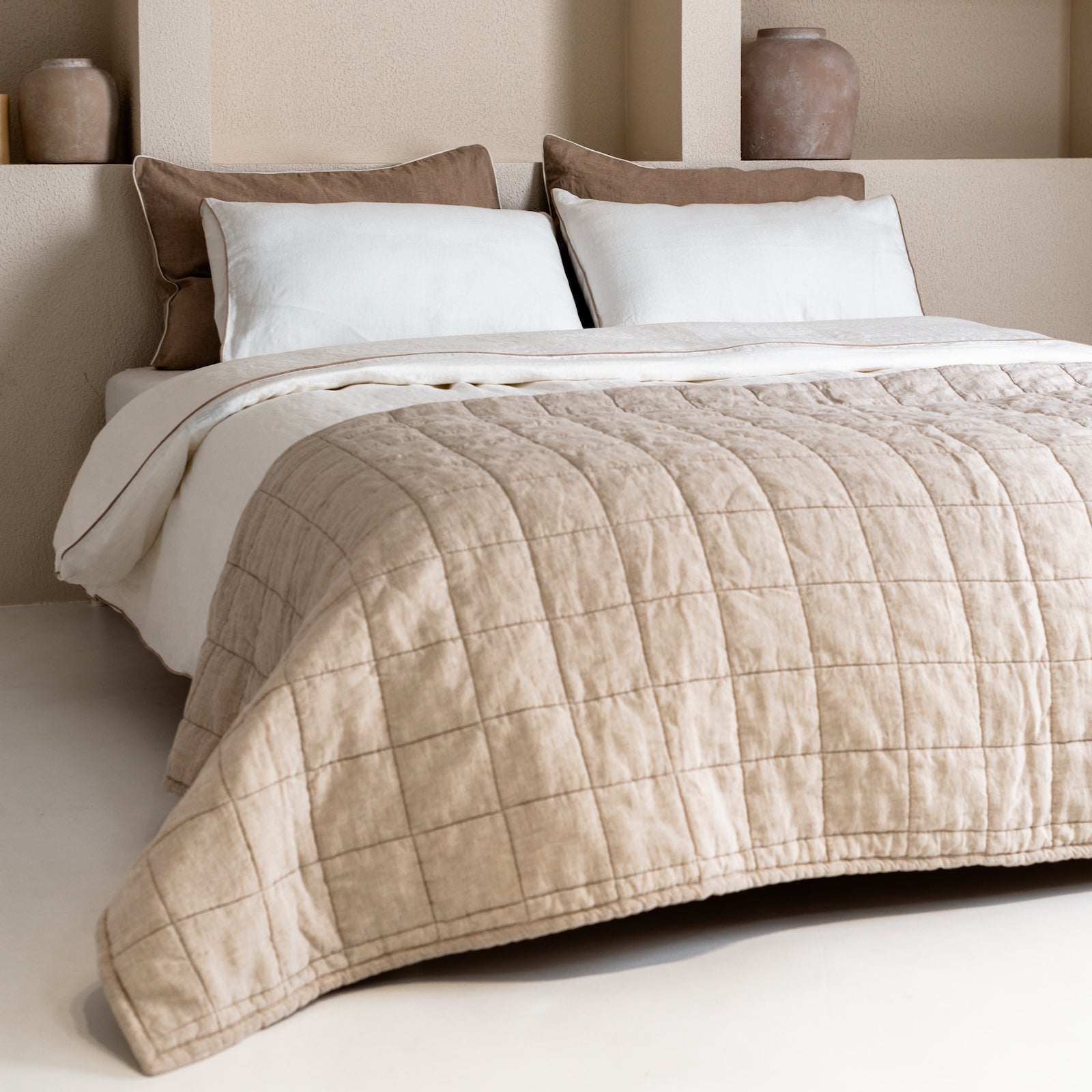 White lino antklodės užvalkalas rinkinys with Natural Piping — naturalusdrabuziai.lt