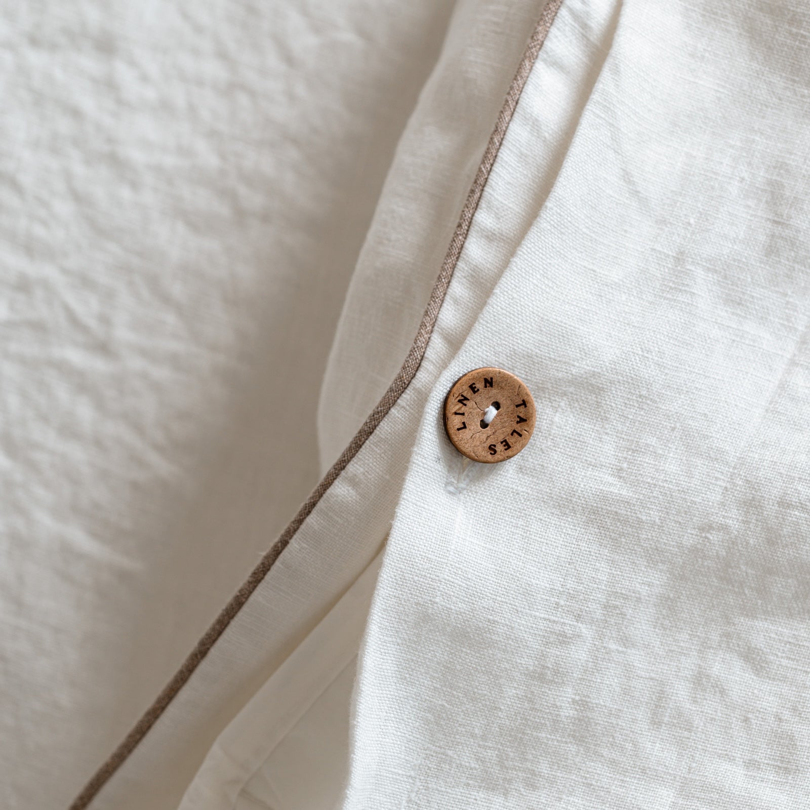 White lino antklodės užvalkalas rinkinys with Natural Piping — naturalusdrabuziai.lt