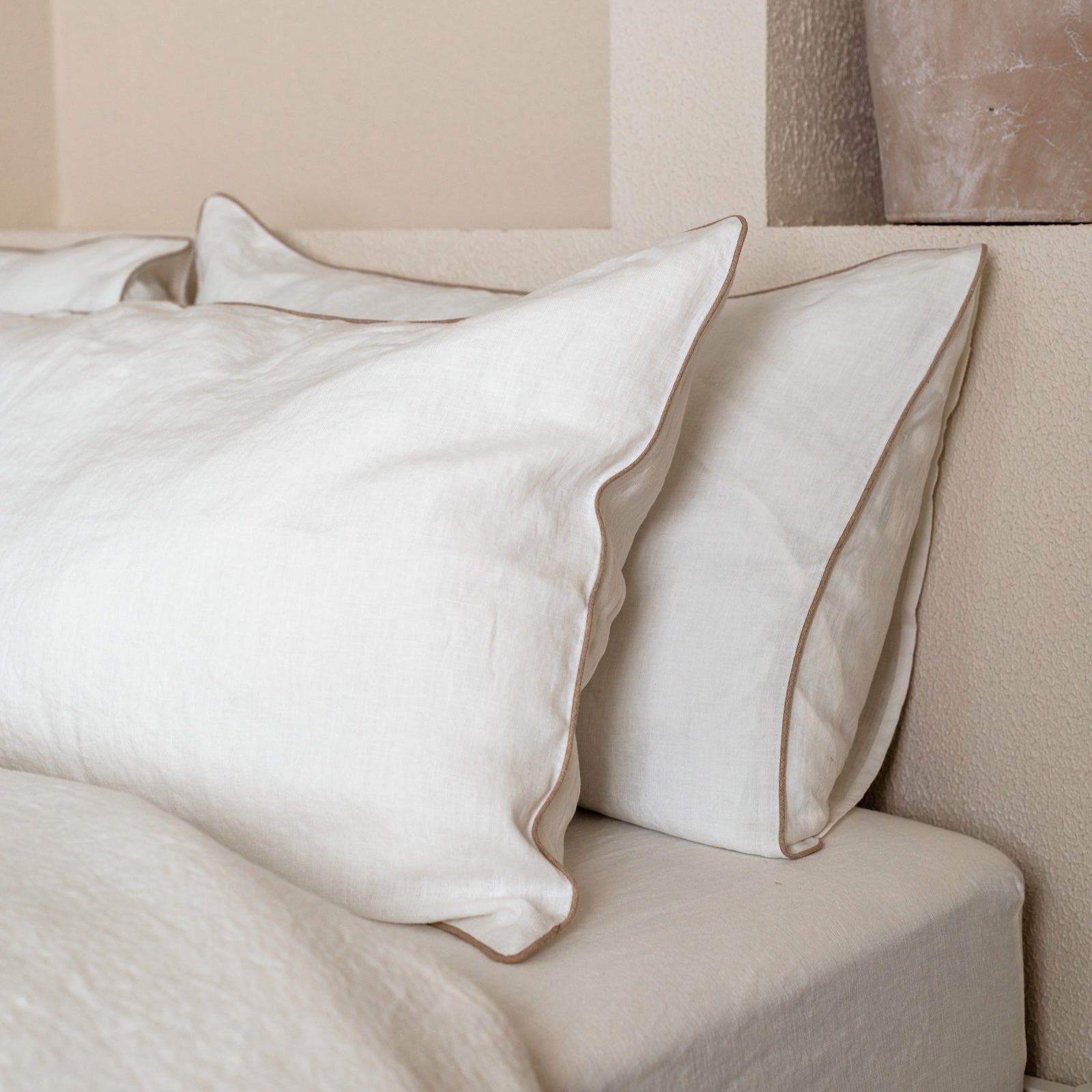 White lino pagalvės užvalkalas with Natural Piping rinkinys 2 vnt. — naturalusdrabuziai.lt