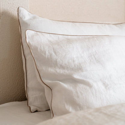 White lino pagalvės užvalkalas with Natural Piping rinkinys 2 vnt. — naturalusdrabuziai.lt