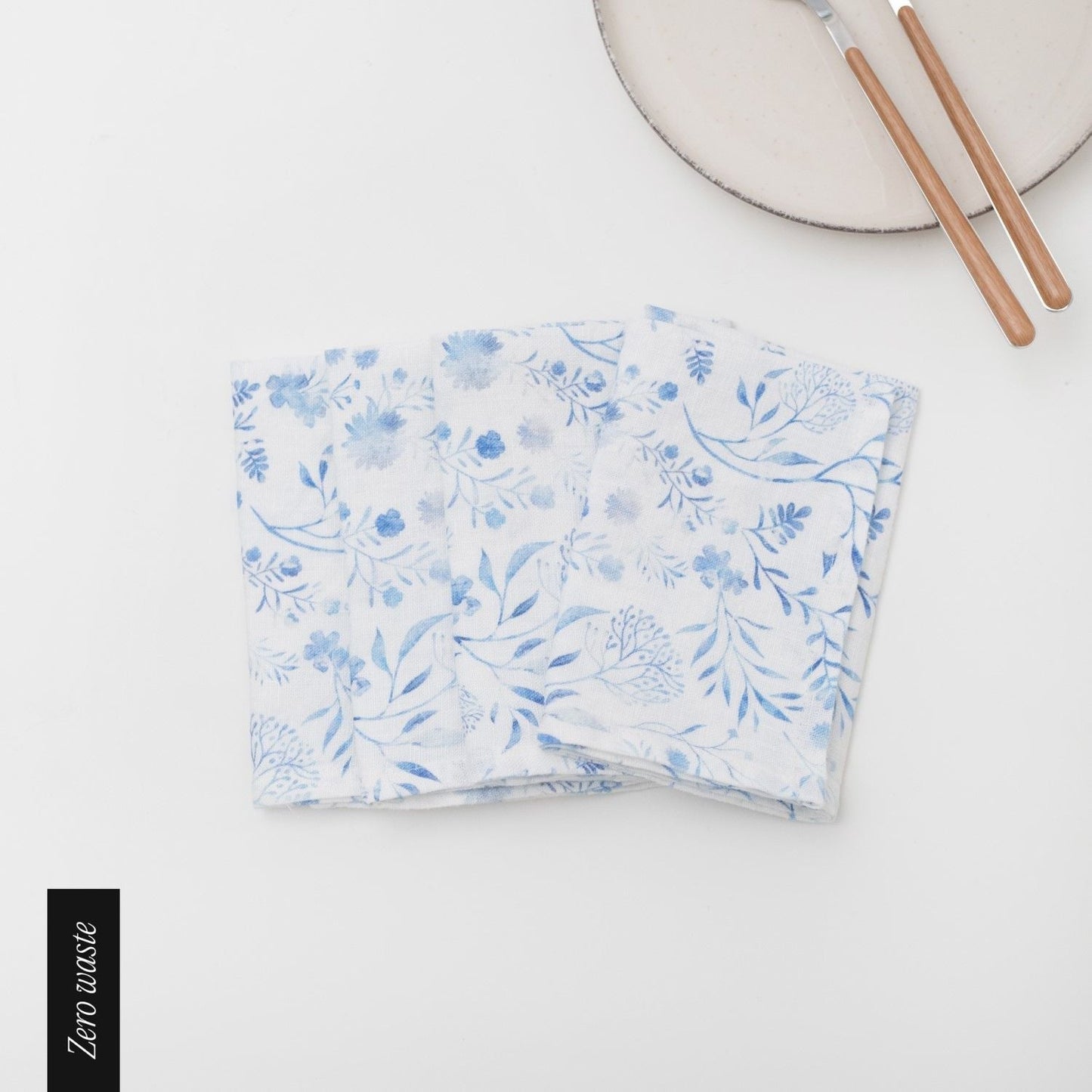 Zero Waste White Botanical Blue lino servetėlių rinkinys 4 vnt. — naturalusdrabuziai.lt
